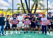Pemenang turnamen tenis Kapolres Cup terima hadiah.