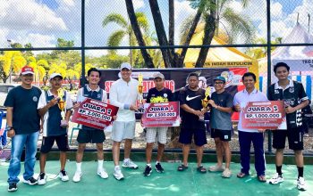 Pemenang turnamen tenis Kapolres Cup terima hadiah.