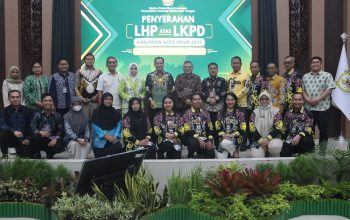 Foto bersama para kepala daerah se-Kalteng dan pejabat BPK usai penyerahan LHP.