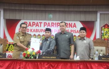 Wabup Pulang Pisau serahkan dokumen LKPD di rapat paripurna DPRD.