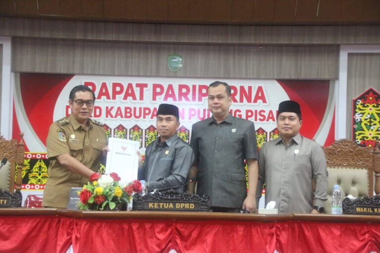 Wabup Pulang Pisau serahkan dokumen LKPD di rapat paripurna DPRD.