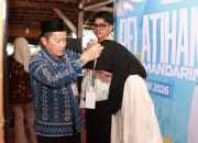Eryanto Rais alungkan medali ke peserta pelatihan.