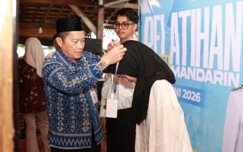 Eryanto Rais alungkan medali ke peserta pelatihan.