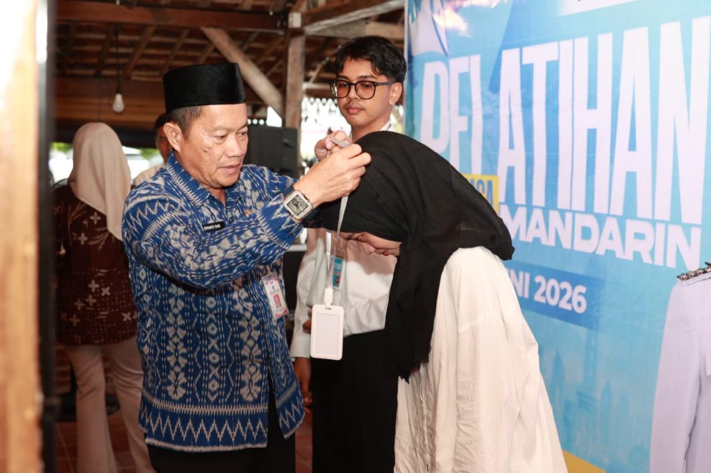 Eryanto Rais alungkan medali ke peserta pelatihan.