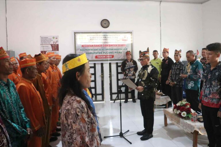 Sekda Pulang Pisau kukuhkan mantir adat