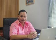 Pria berdiri di depan gedung kejaksaan
