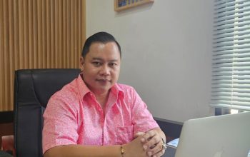 Pria berdiri di depan gedung kejaksaan
