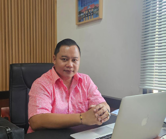 Pria berdiri di depan gedung kejaksaan