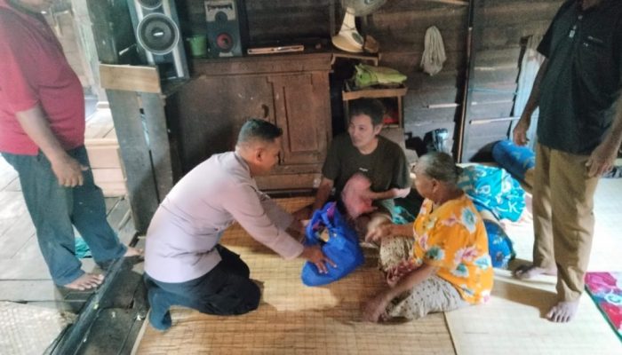 Wujud Kepedulian, Polsek Kapuas Hulu Bagikan Sembako Ringankan Beban Warga Sei Hanyo