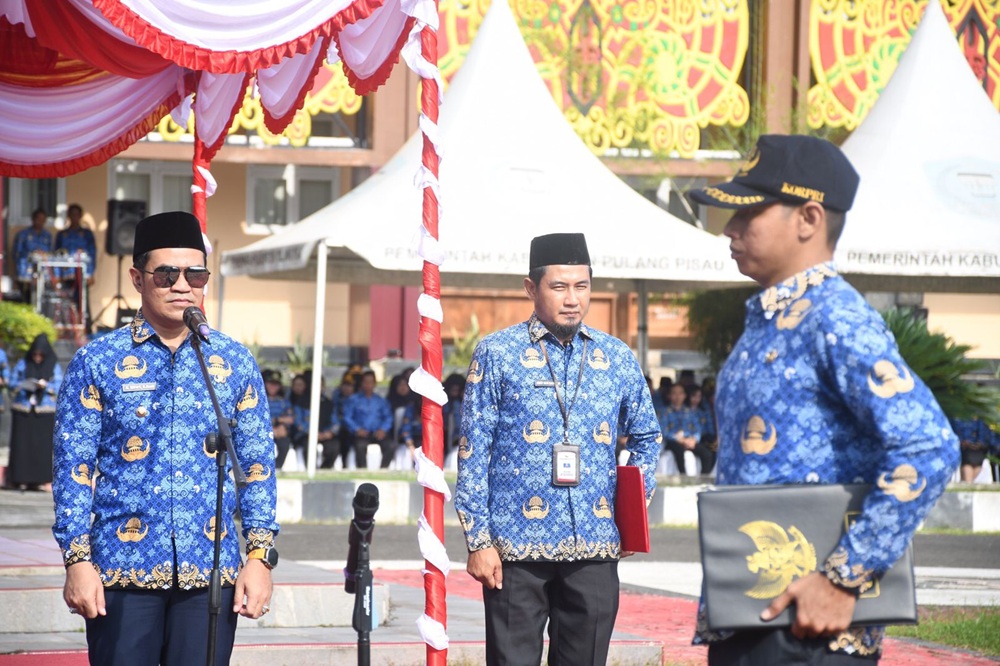 Bupati Pulang Pisau Ahmad Rifa'i memimpin upacara bendera peringatan Hari Lahir Pancasila.