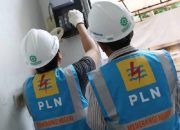 Ilustrasi petugas PLN cek meter listrik.
