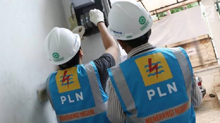 Ilustrasi petugas PLN cek meter listrik.