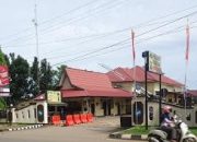Gedung polisi dengan tulisan Polres Tanah Laut di depan