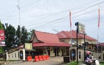 Gedung polisi dengan tulisan Polres Tanah Laut di depan