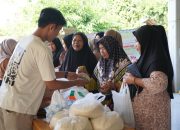 Warga antre beli gula dan minyak di pasar murah Desa Mihu Balangan.