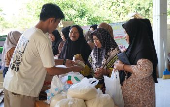 Warga antre beli gula dan minyak di pasar murah Desa Mihu Balangan.