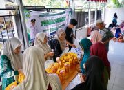 Ibu-ibu sedang memilih sembako di pasar murah Pupuyuan.