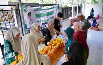 Ibu-ibu sedang memilih sembako di pasar murah Pupuyuan.