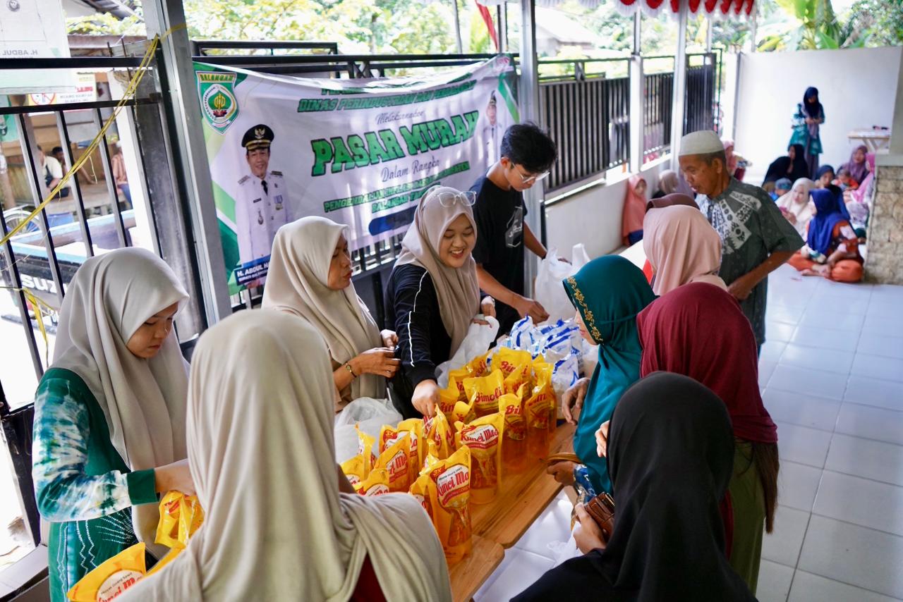 Ibu-ibu sedang memilih sembako di pasar murah Pupuyuan.