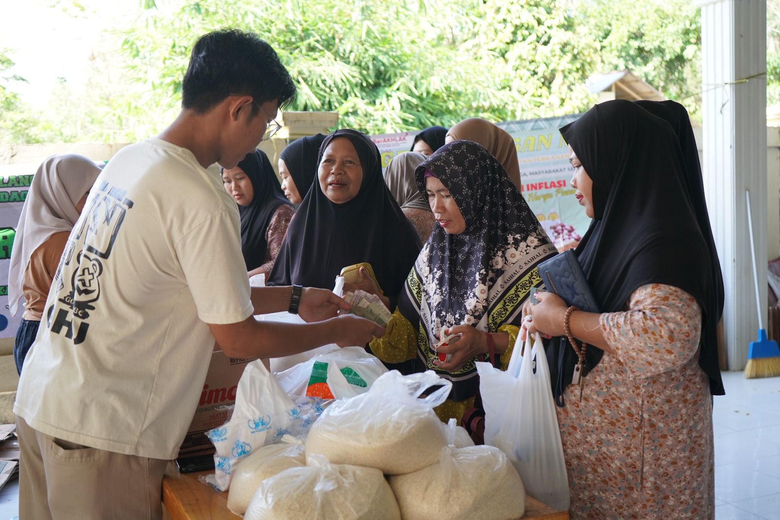 Warga antre beli gula dan minyak di pasar murah Desa Mihu Balangan.