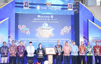 Wakil Bupati Pulang Pisau meninjau stan UMKM di Duta Mall Palangka Raya.