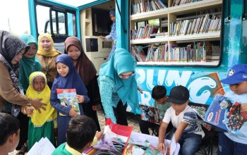 Anak-anak baca buku di Perpustakaan Keliling Tanah Bumbu.