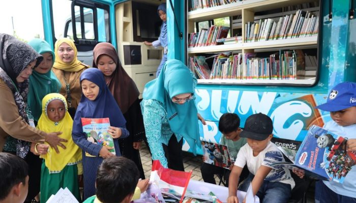 Anak-Anak Antusias Baca Buku di Perpustakaan Keliling Tanah Bumbu