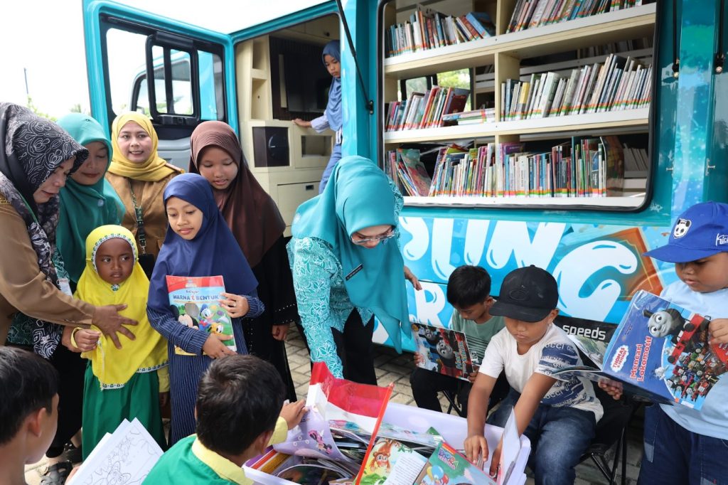 Anak-anak baca buku di Perpustakaan Keliling Tanah Bumbu.