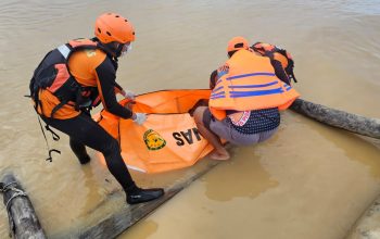 Evakuasi korban tenggelam di Sungai Kahayan.