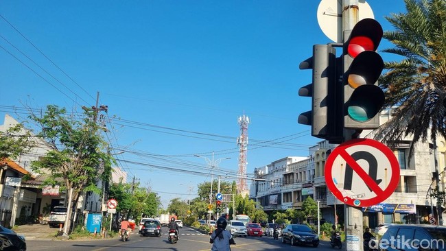 Traffic light mati di Surabaya akibat pemadaman listrik.