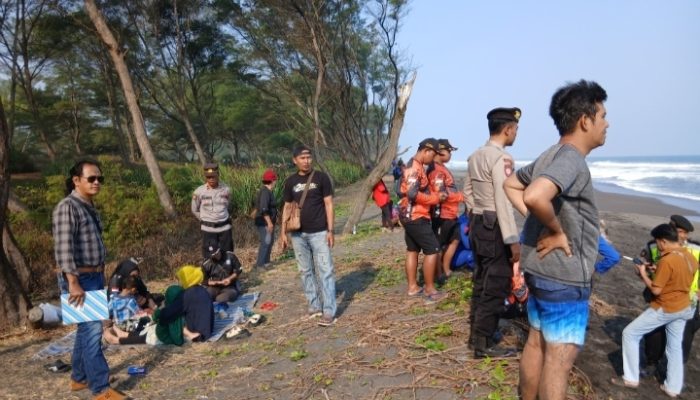 Bocah 8 Tahun Terseret Ombak di Pantai Goa Cemara
