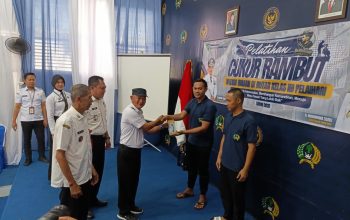 Penyerahan perlengkapan pelatihan barber secara simbolis kepada warga binaan Rutan Kelas IIB Pelaihari oleh Pemerintah Kabupaten Tanah Laut.