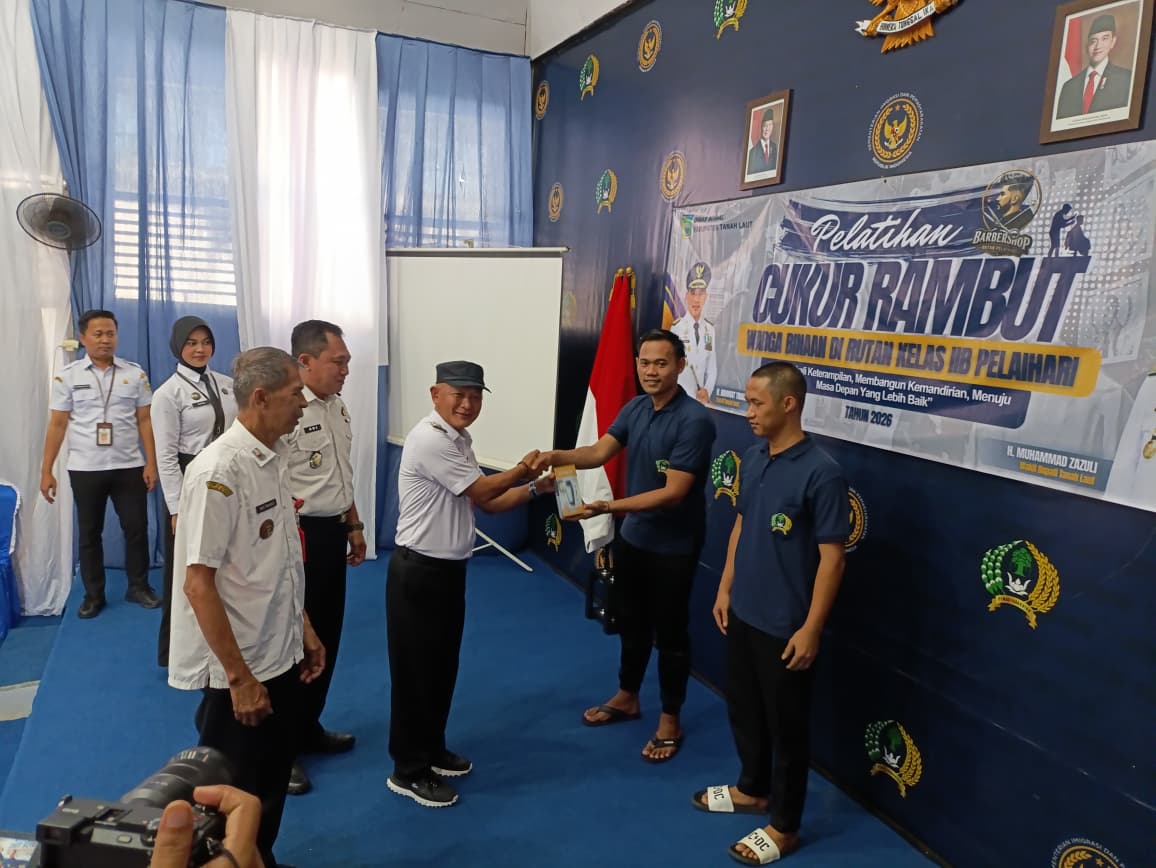 Penyerahan perlengkapan pelatihan barber secara simbolis kepada warga binaan Rutan Kelas IIB Pelaihari oleh Pemerintah Kabupaten Tanah Laut.