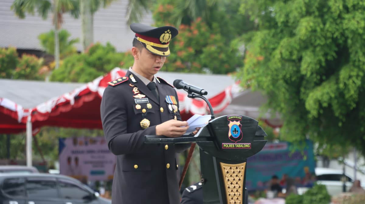 Kapolres Tabalong memimpin upacara peringatan Hari Bhayangkara ke-80 di Pendopo Bersinar, Kabupaten Tabalong.