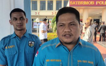 Ketua DPD KNPI Kalimantan Selatan Andi Rustianto memberikan keterangan kepada wartawan seusai upacara Hari Bhayangkara ke-80 di Banjarbaru.