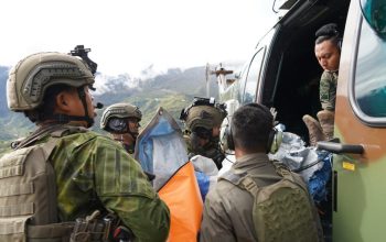 Personel Koops TNI Habema mengevakuasi jenazah pilot PT AMA Air, Nicholas F. Goselin, di Bandara Ipdeheik, Yahukimo, Papua Pegunungan, setelah menjadi korban penembakan.