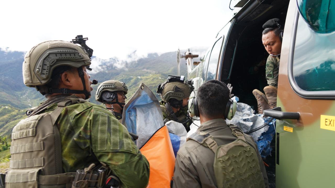 Personel Koops TNI Habema mengevakuasi jenazah pilot PT AMA Air, Nicholas F. Goselin, di Bandara Ipdeheik, Yahukimo, Papua Pegunungan, setelah menjadi korban penembakan.
