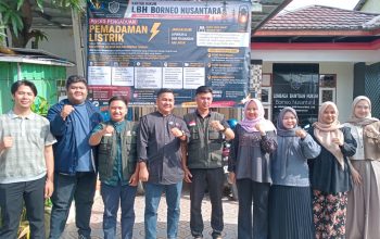 Dr. Muhamad Pazri memberikan keterangan kepada wartawan saat konferensi pers pembukaan Posko Pengaduan Pemadaman Listrik yang dibuka LBH Borneo Nusantara di Banjarmasin.