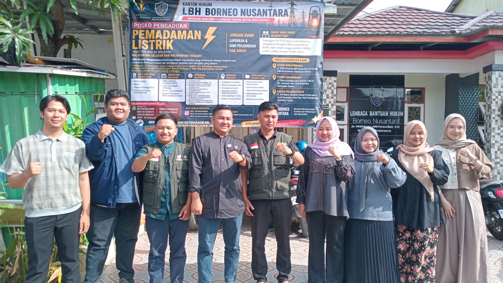 Dr. Muhamad Pazri memberikan keterangan kepada wartawan saat konferensi pers pembukaan Posko Pengaduan Pemadaman Listrik yang dibuka LBH Borneo Nusantara di Banjarmasin.