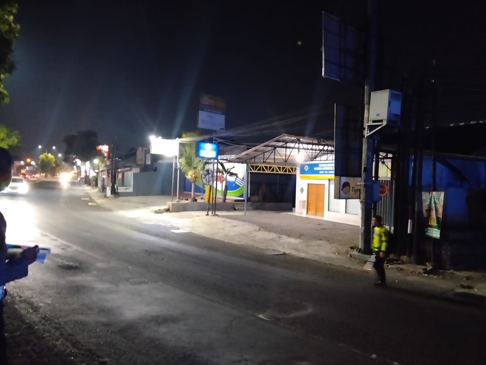 Lokasi kecelakaan di Jalan Jogja-Solo Km 10,5, Berbah, Sleman, yang menewaskan seorang pengendara sepeda motor saat petugas melakukan olah TKP.