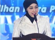 Ketua TP-PKK Kabupaten Tanah Laut Hj. Dian Rahmat menyampaikan sambutan pada pembukaan Malam Adu Bakat Putra Putri Pariwisata Tanah Laut 2026.