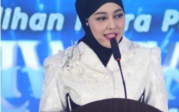 Ketua TP-PKK Kabupaten Tanah Laut Hj. Dian Rahmat menyampaikan sambutan pada pembukaan Malam Adu Bakat Putra Putri Pariwisata Tanah Laut 2026.