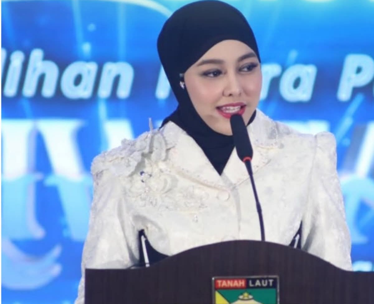 Ketua TP-PKK Kabupaten Tanah Laut Hj. Dian Rahmat menyampaikan sambutan pada pembukaan Malam Adu Bakat Putra Putri Pariwisata Tanah Laut 2026.