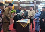 Suasana penandatanganan keputusan bersama antara DPRD dan Pemerintah Kabupaten Kotabaru setelah persetujuan dua Raperda dalam rapat paripurna.