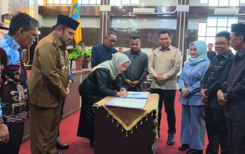 Suasana penandatanganan keputusan bersama antara DPRD dan Pemerintah Kabupaten Kotabaru setelah persetujuan dua Raperda dalam rapat paripurna.