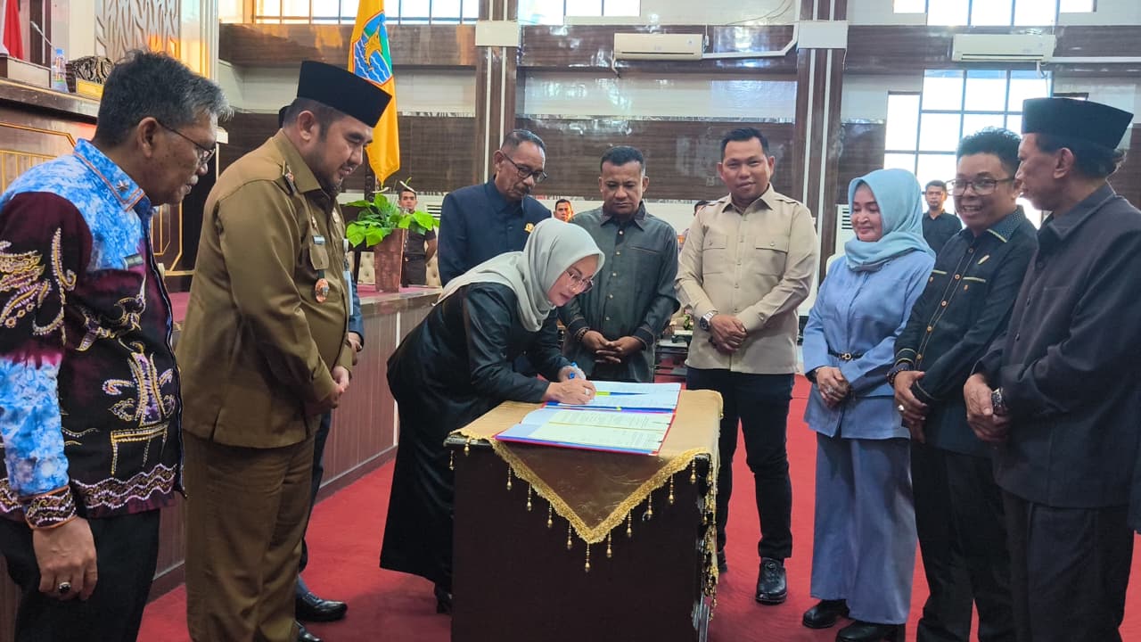 Suasana penandatanganan keputusan bersama antara DPRD dan Pemerintah Kabupaten Kotabaru setelah persetujuan dua Raperda dalam rapat paripurna.