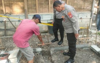 Tim Gegana Polda DIY menangani granat tangan jenis nanas yang ditemukan di objek wisata Karstubing, Sedayu, Kabupaten Bantul.