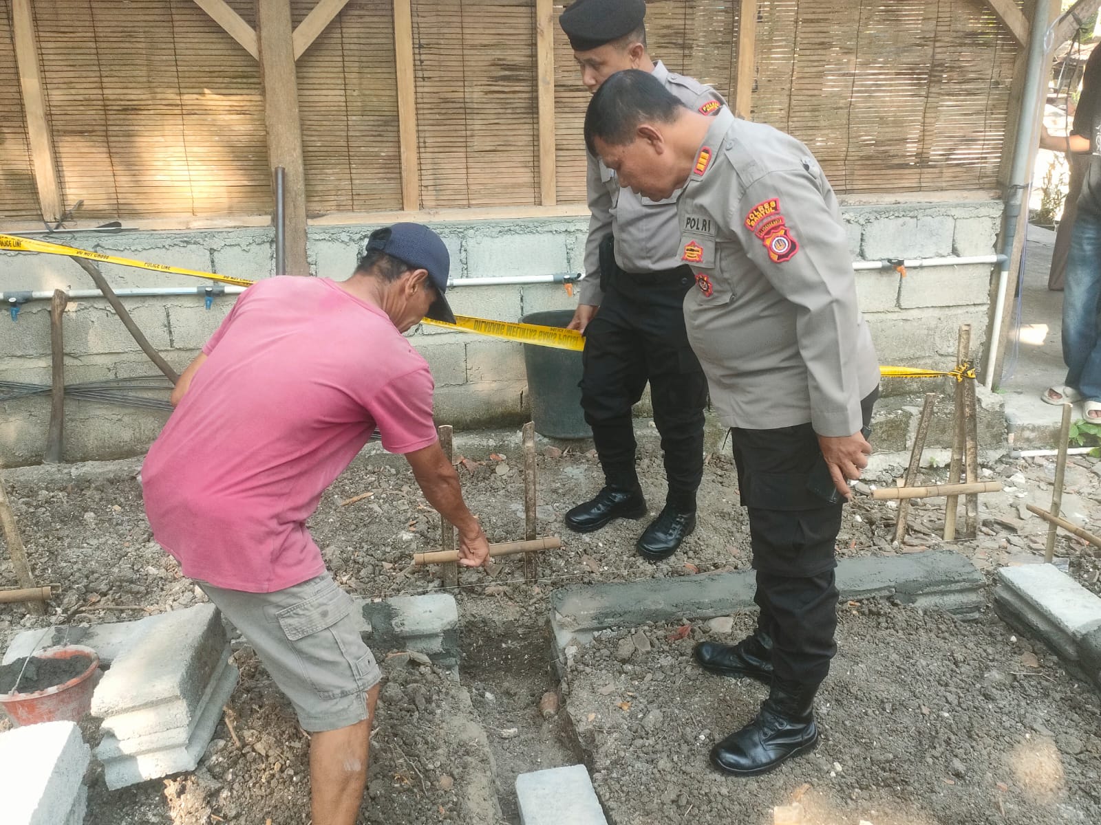 Tim Gegana Polda DIY menangani granat tangan jenis nanas yang ditemukan di objek wisata Karstubing, Sedayu, Kabupaten Bantul.