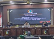 Ketua DPRD Tanah Laut memimpin Rapat Paripurna terkait Raperda Pertanggungjawaban APBD 2025 sebelum rapat ditunda akibat kuorum tidak terpenuhi.