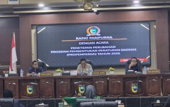 Ketua DPRD Tanah Laut memimpin Rapat Paripurna terkait Raperda Pertanggungjawaban APBD 2025 sebelum rapat ditunda akibat kuorum tidak terpenuhi.